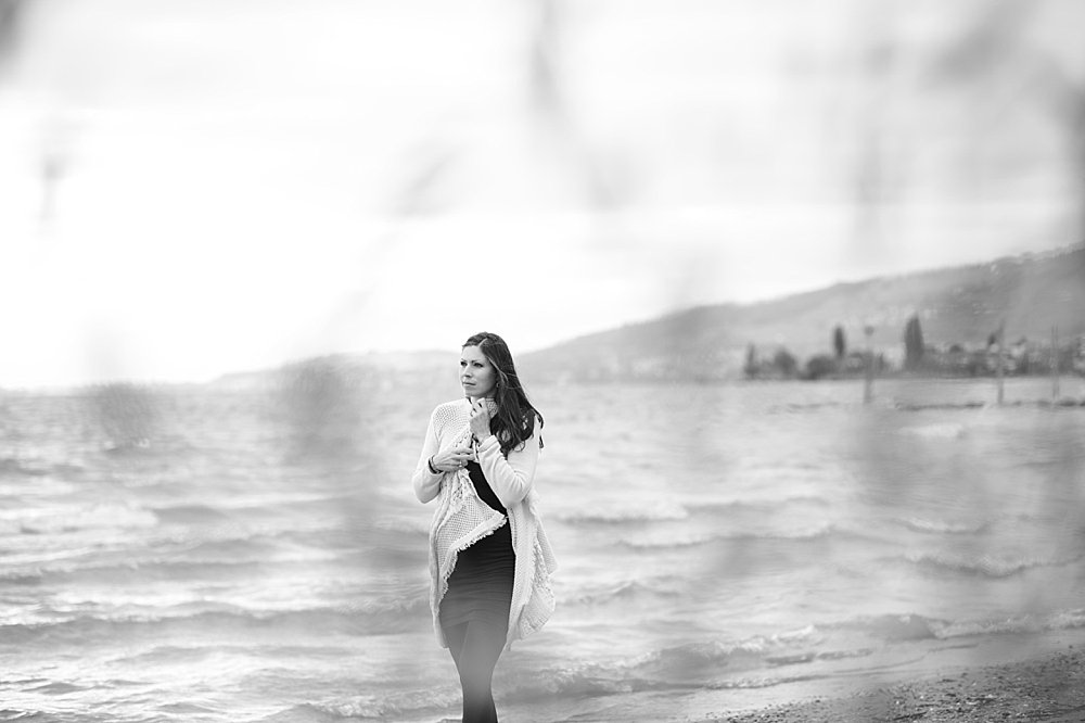 Junge Frau spaziert am See